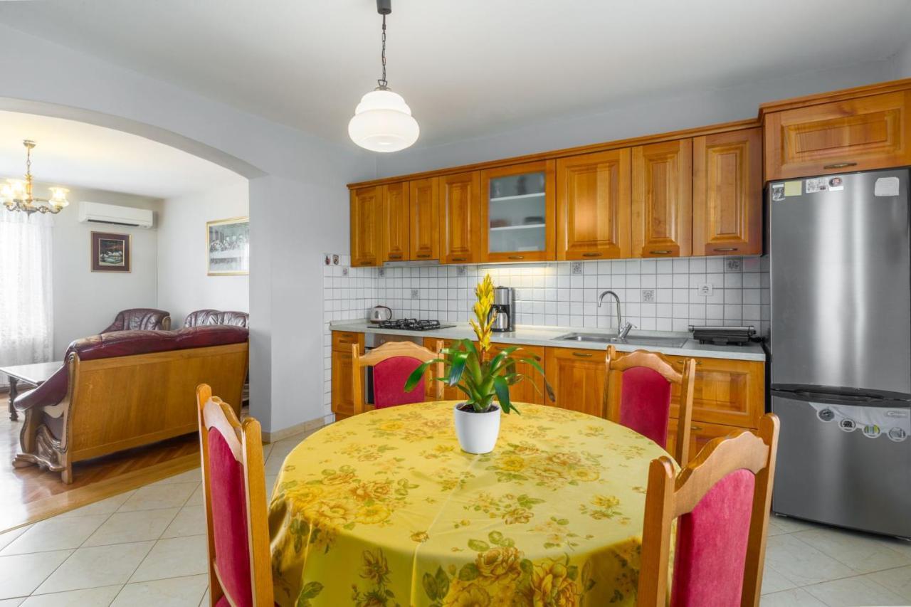Lovely House Lindi In Porec Exterior photo